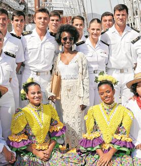 Imagen secundaria 2 - 1. Doña Letizia cruzó el Atlántico para encontrarse con su hija en Ciudad de Panamá (Panamá). Se fundieron en un abrazo tras casi cuatro meses sin verse | 2. Dos militares de la marina de guerra del Perú interpretaron la danza de la marinera a la llegada a El Callao | 3. Atracó en la base naval de Cartagena con una banda que interpretó 'Colombia, tierra querida'