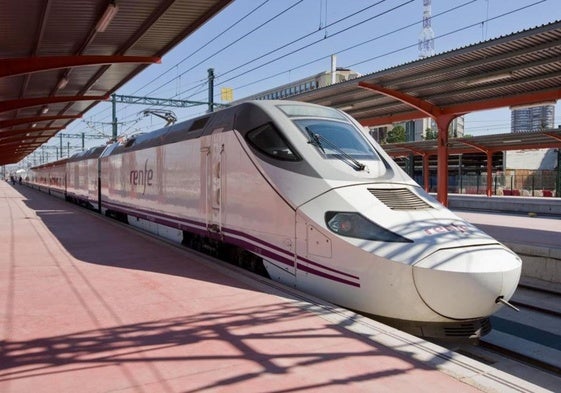 Un tren Alvia, detenido en un andén