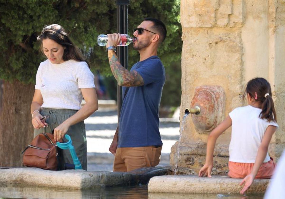 Turistas durante una calurosa jornada en Córdoba