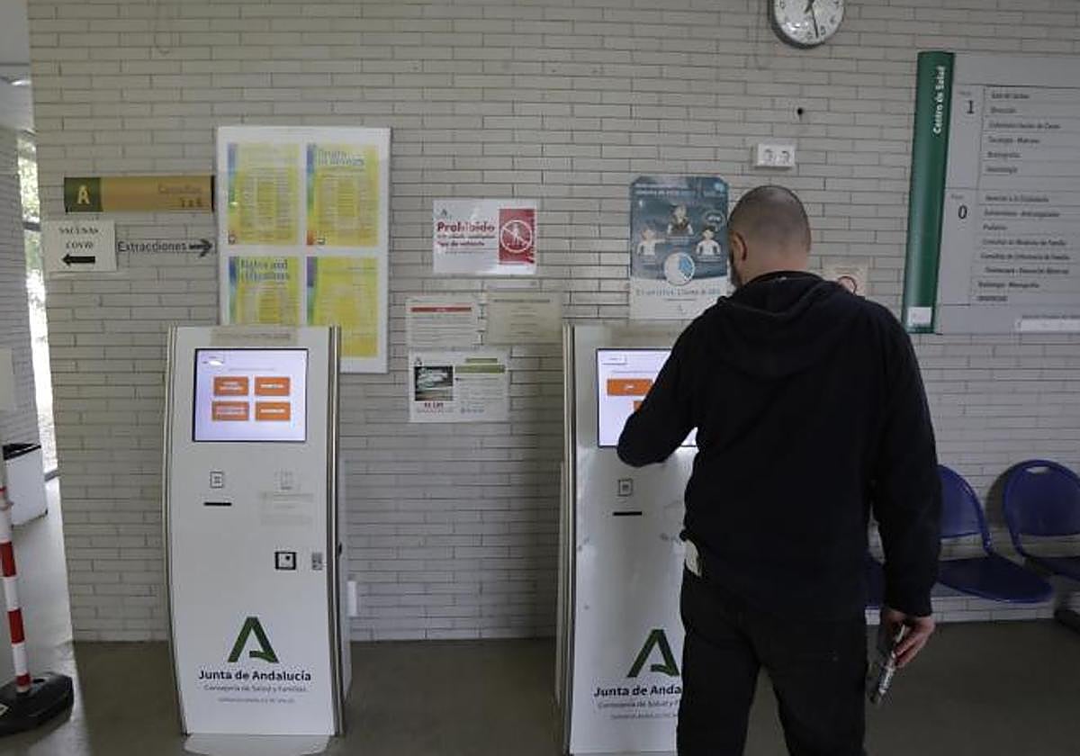 Un usuario pidiendo cita en un centro de salud andaluz