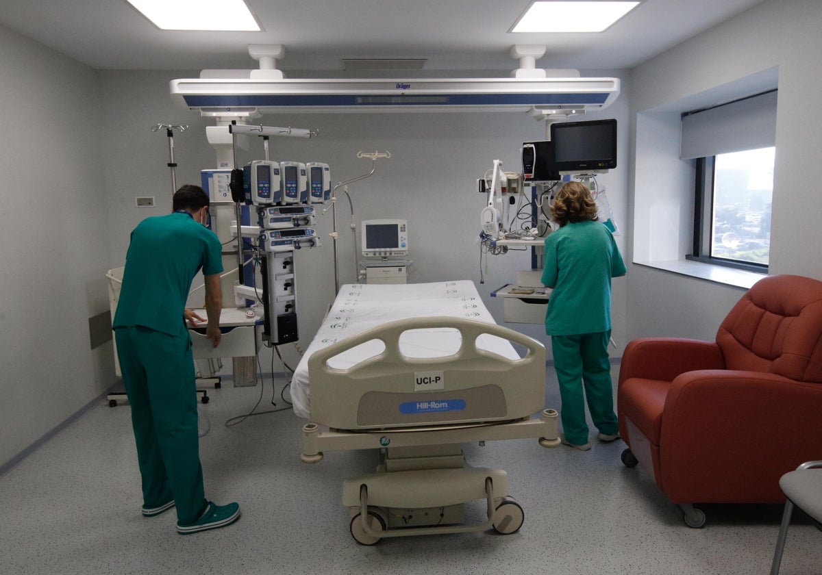 Dos sanitarios en una sala de la UCI Pediátrica del Hospital Reina Sofía de Córdoba