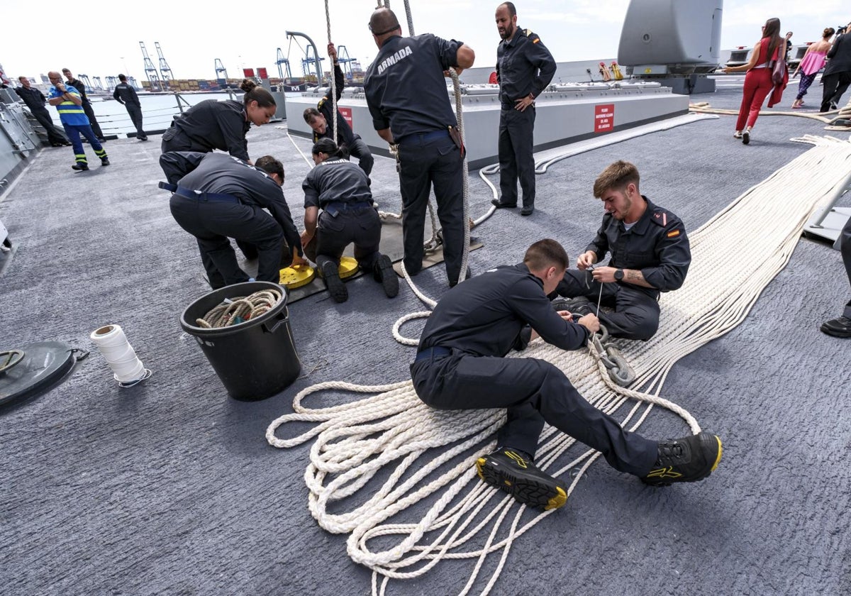 Marineros de la fragata Blas de Lezo realizan trabajos en la proba del barco, atracado en el puerto de Las Palmas de Gran Canaria