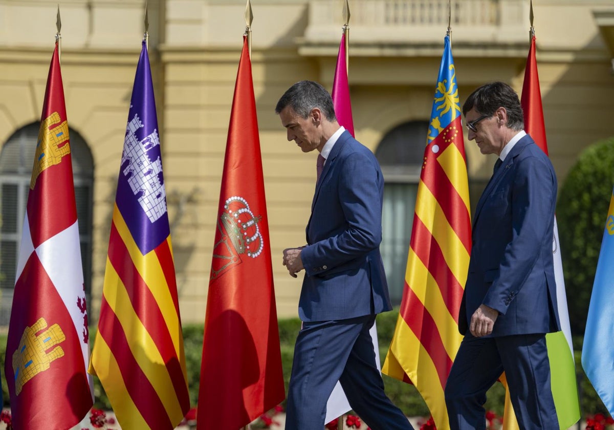 Sánchez e Illa, durante la reunión de presidentes autonómicos en Barcelona