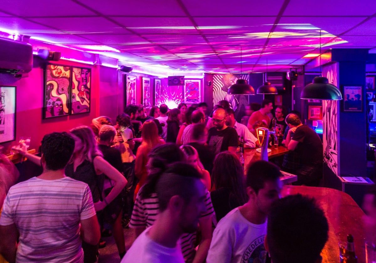 El mítico bar de la calle Sol, ya con la barra a la derecha