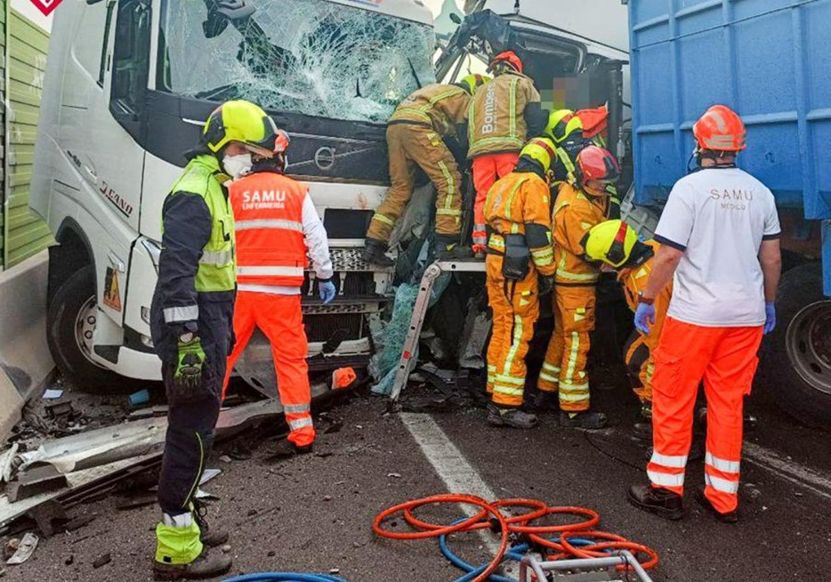 Rescate de los Bomberos y el SAMU en un accidente entre dos camiones en Alicante