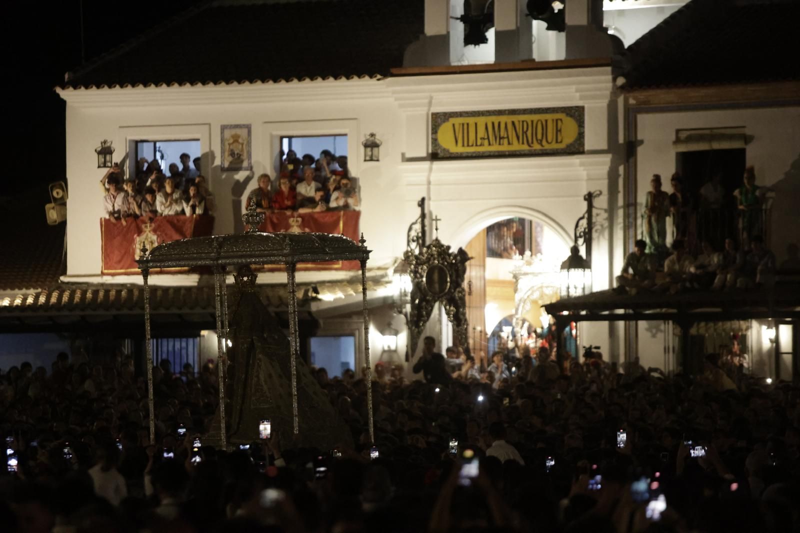 La Virgen del Rocío por la aldea almonteña