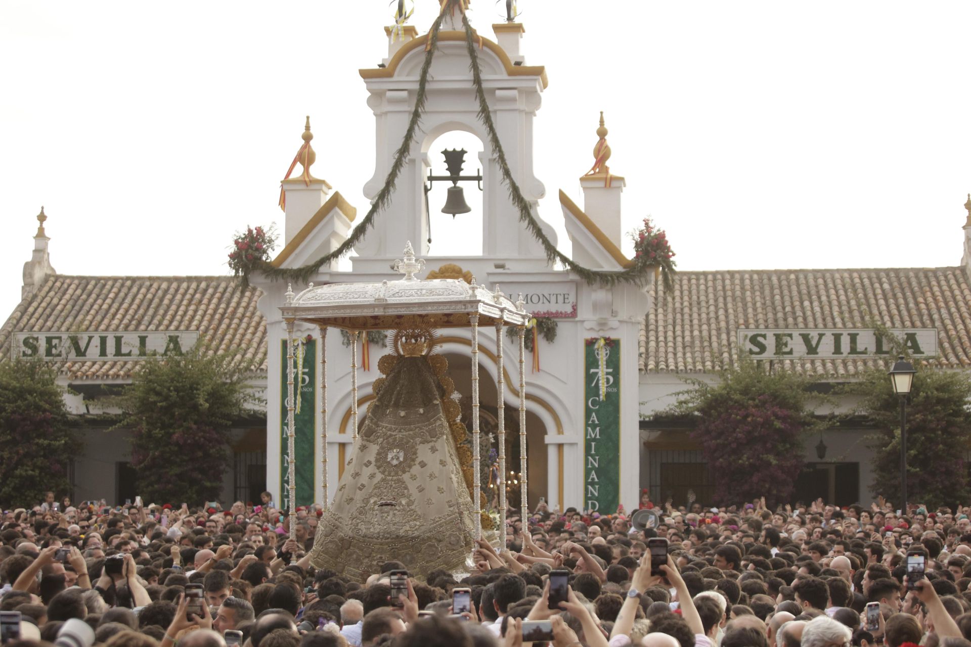 La Virgen del Rocío visita a Sevilla