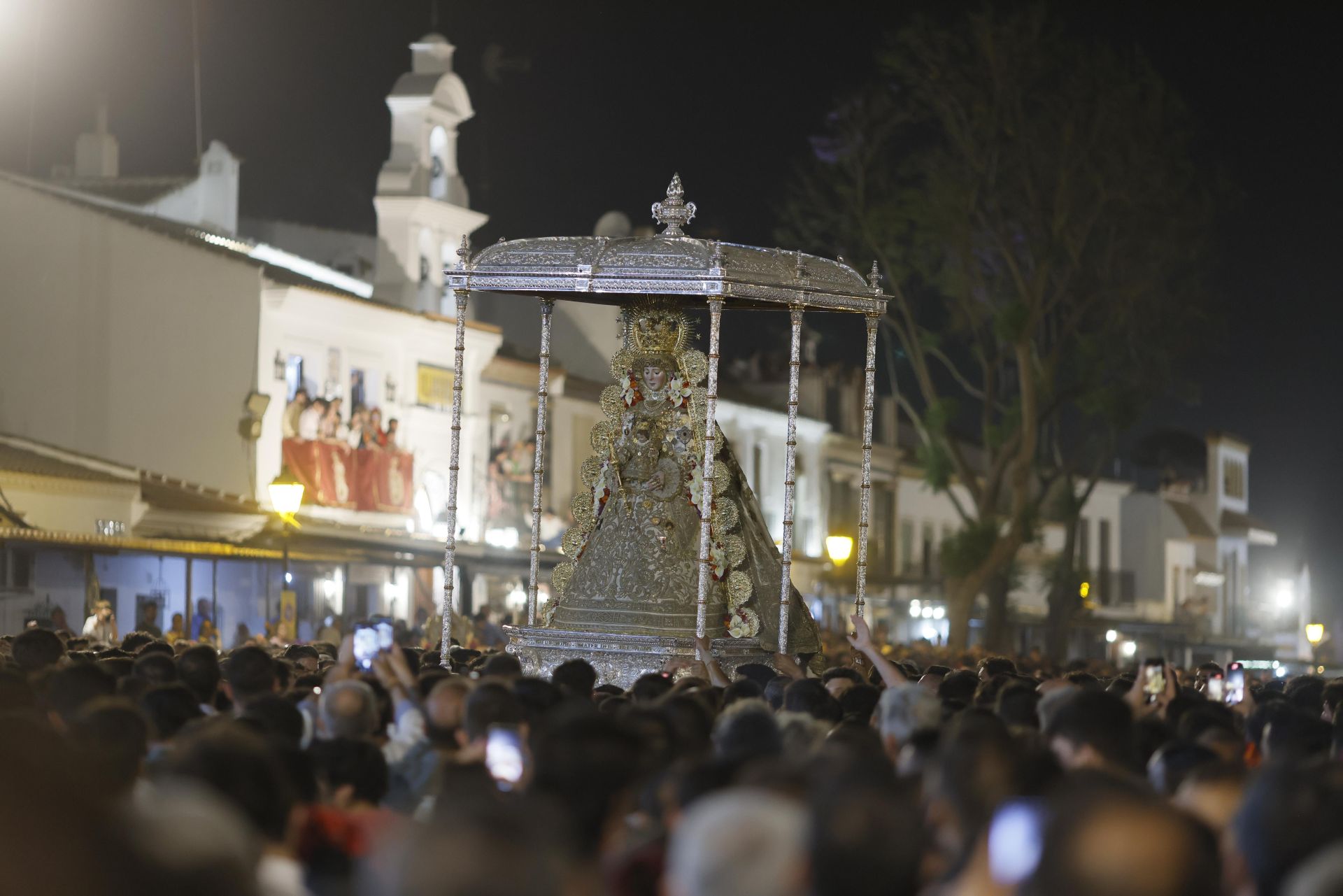 La Virgen del Rocío por la aldea almonteña