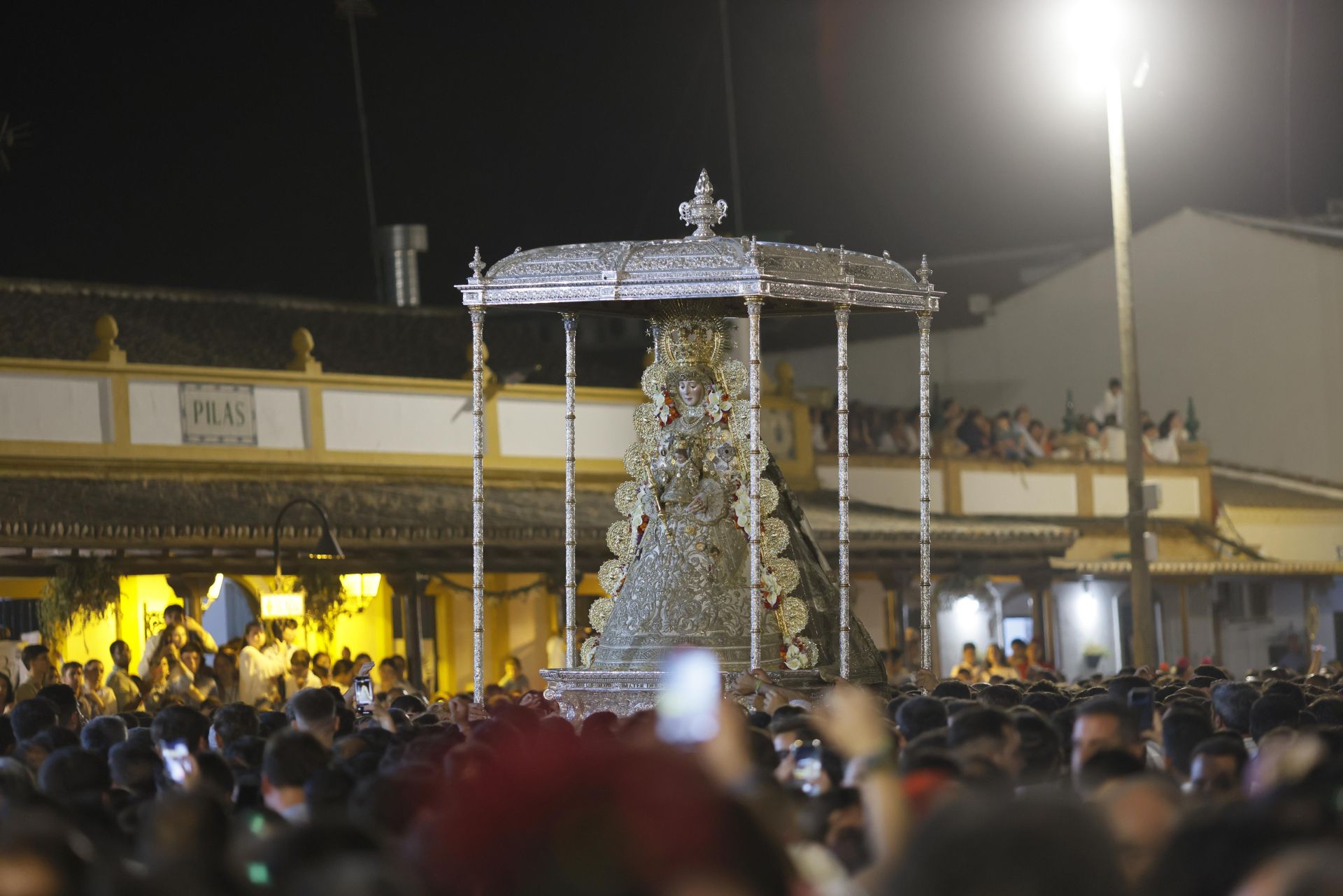 La Virgen del Rocío por la aldea almonteña