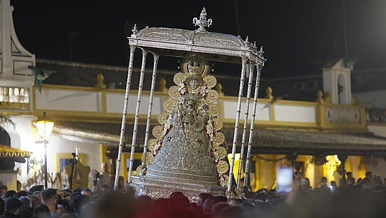 La Virgen del Rocío procesiona por la aldea de Almonte