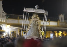 La Virgen del Rocío procesiona por la aldea de Almonte