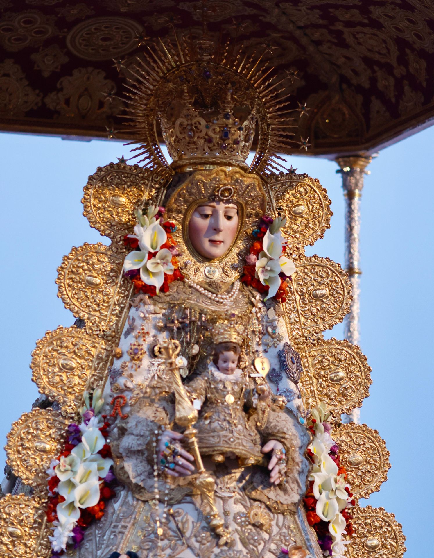 La Virgen del Rocío por la aldea almonteña