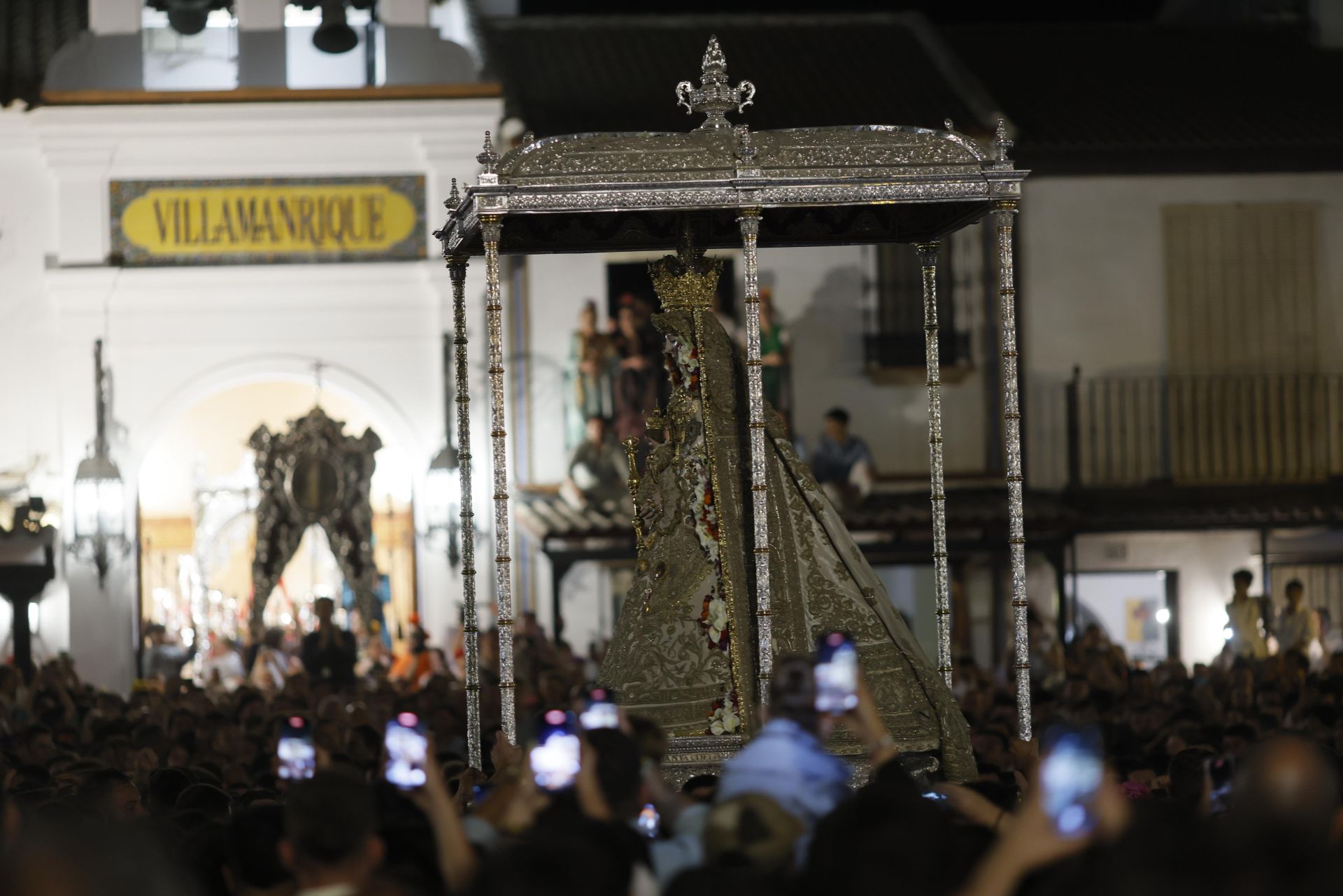 La Virgen del Rocío por la aldea almonteña