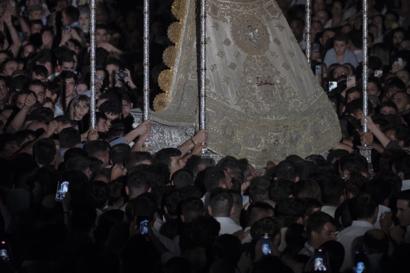 La Virgen del Rocío por la aldea almonteña