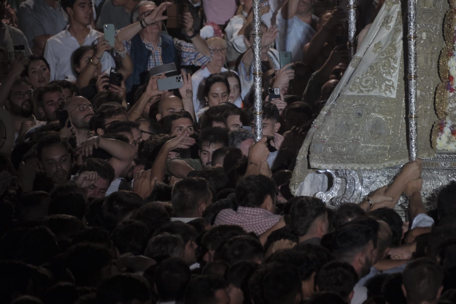 La Virgen del Rocío por la aldea almonteña