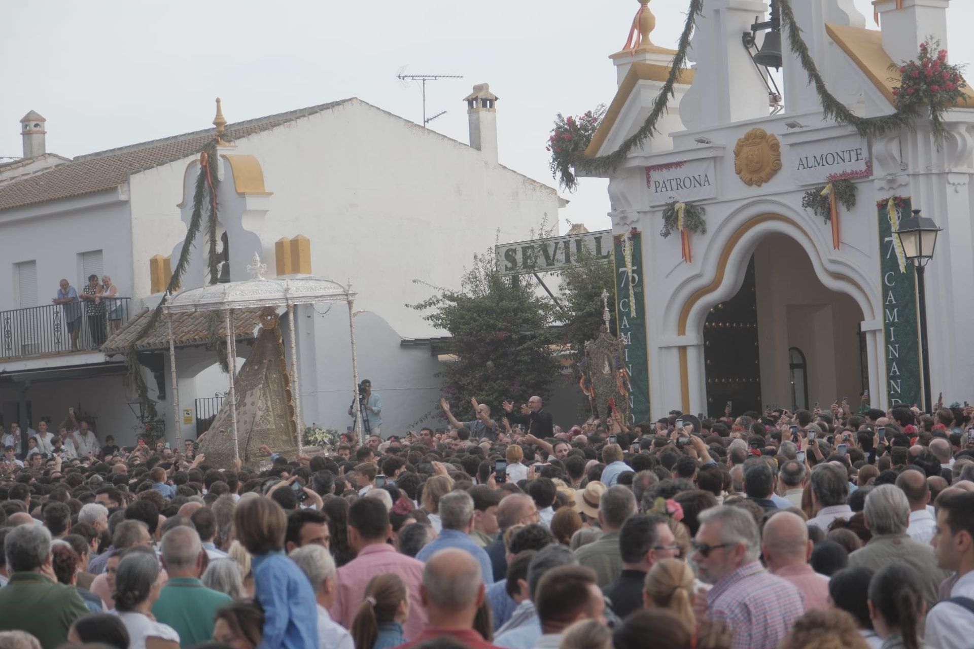 La Virgen del Rocío visita a Sevilla