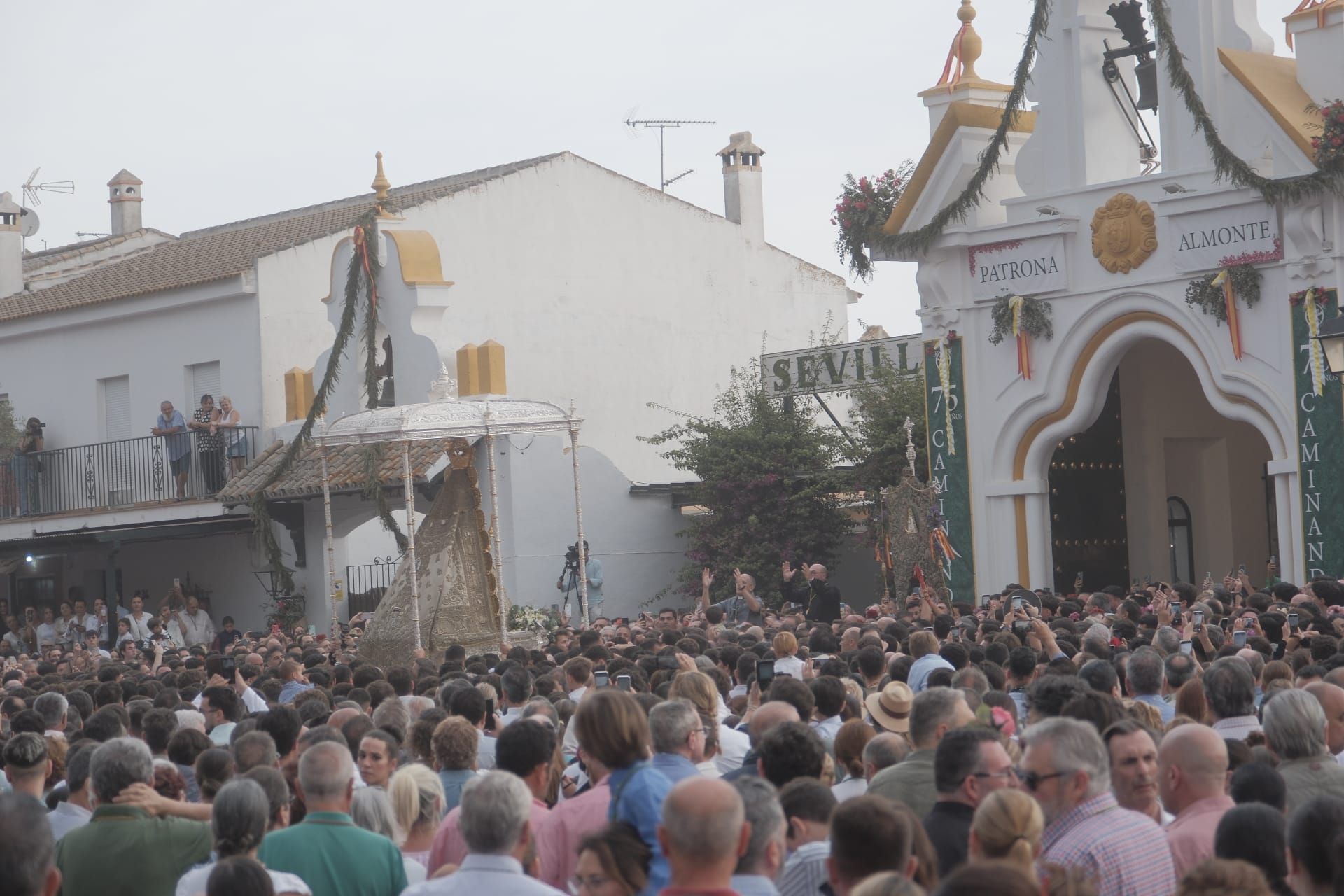 La Virgen del Rocío visita a Sevilla
