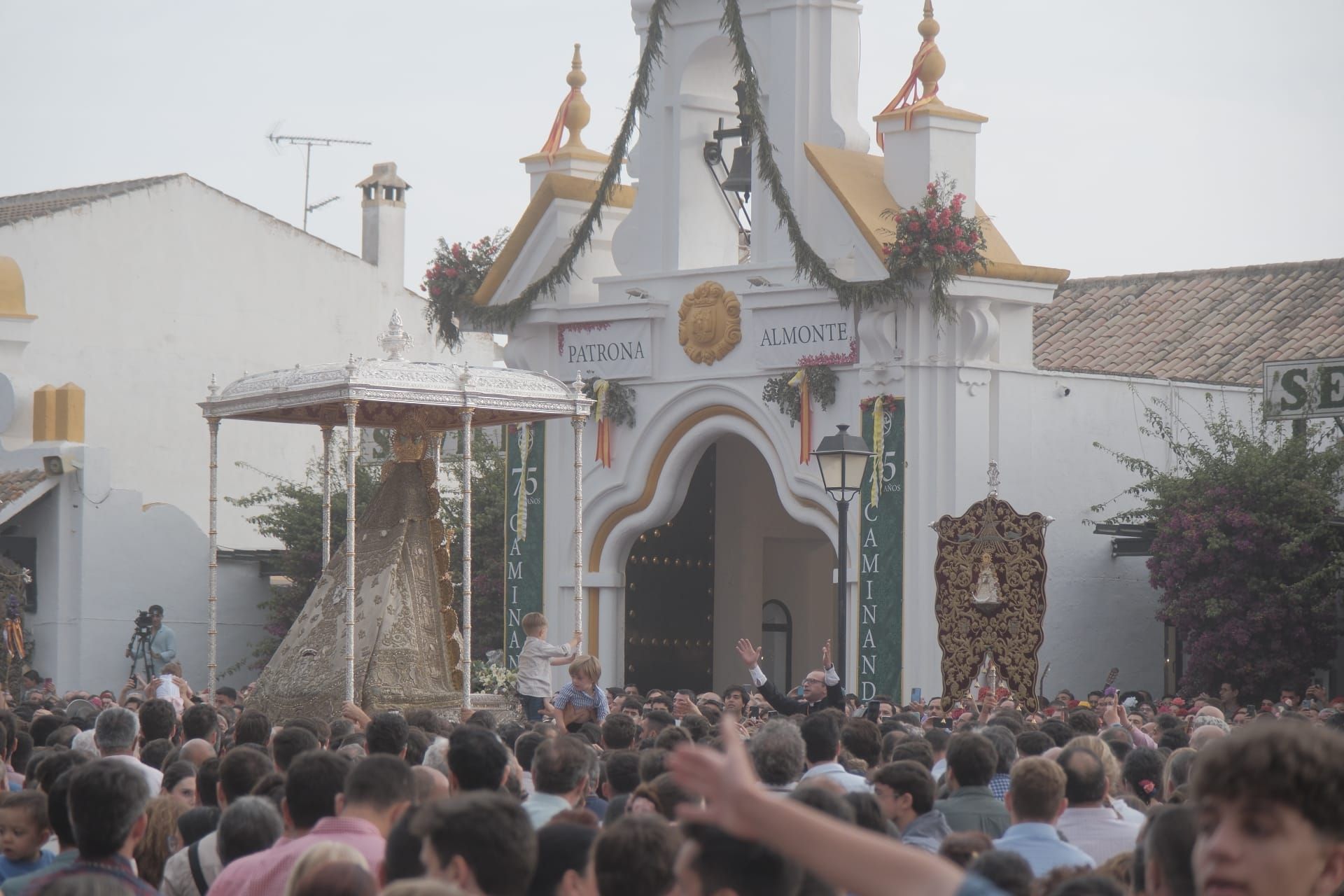 La Virgen del Rocío visita a Sevilla