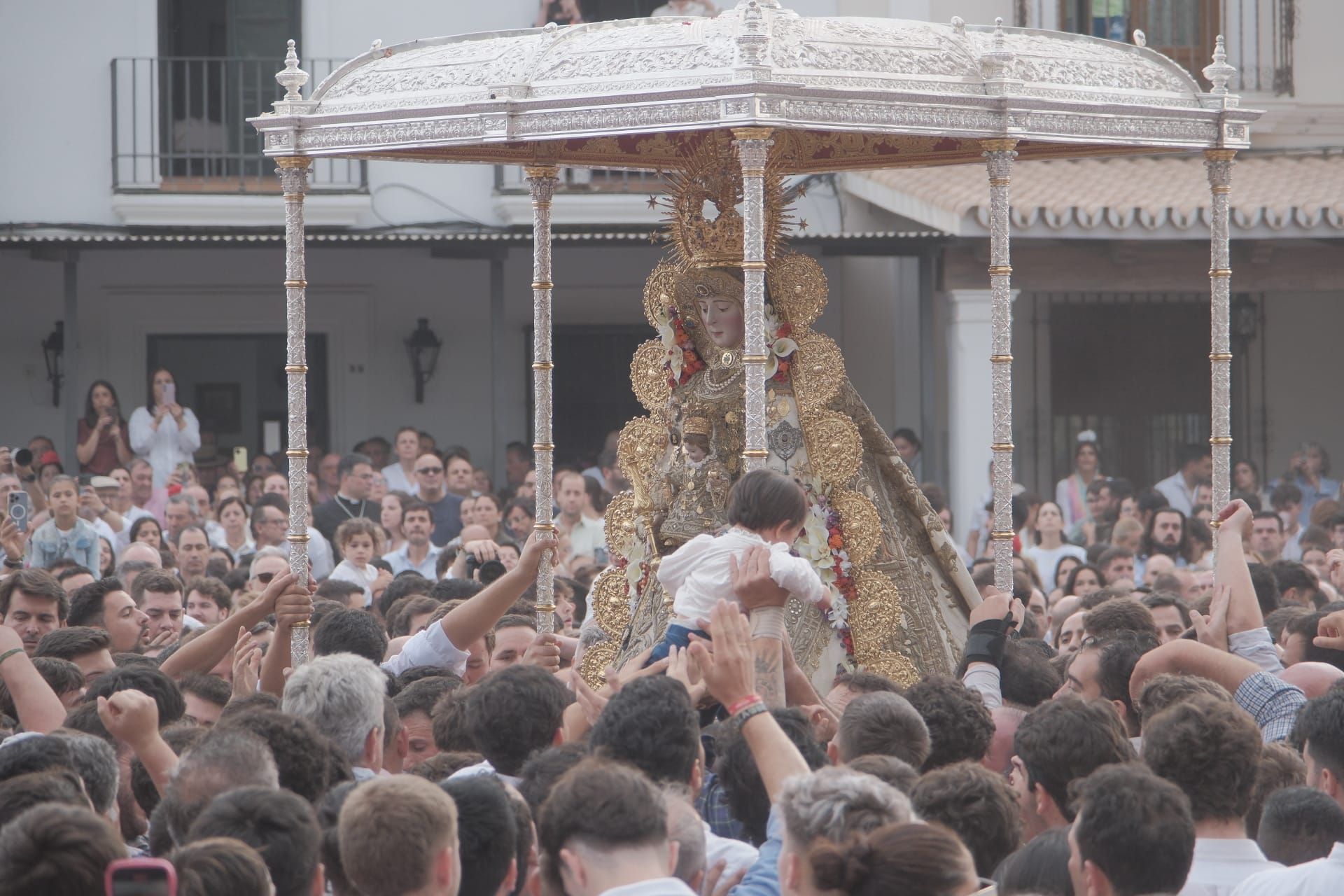 La Virgen del Rocío por la aldea almonteña