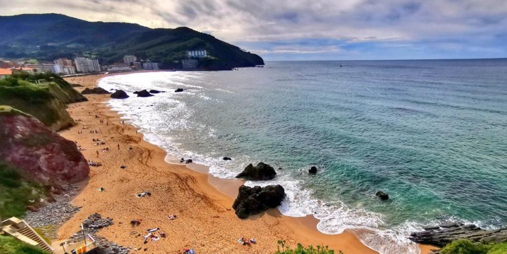 Esta es la única playa de Vizcaya con bandera azul: dónde está y cómo llegar