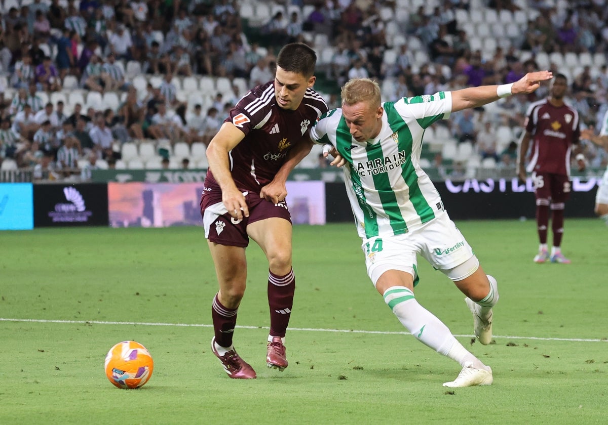 Obolskii persigue el balón en el último partido en El Arcángel