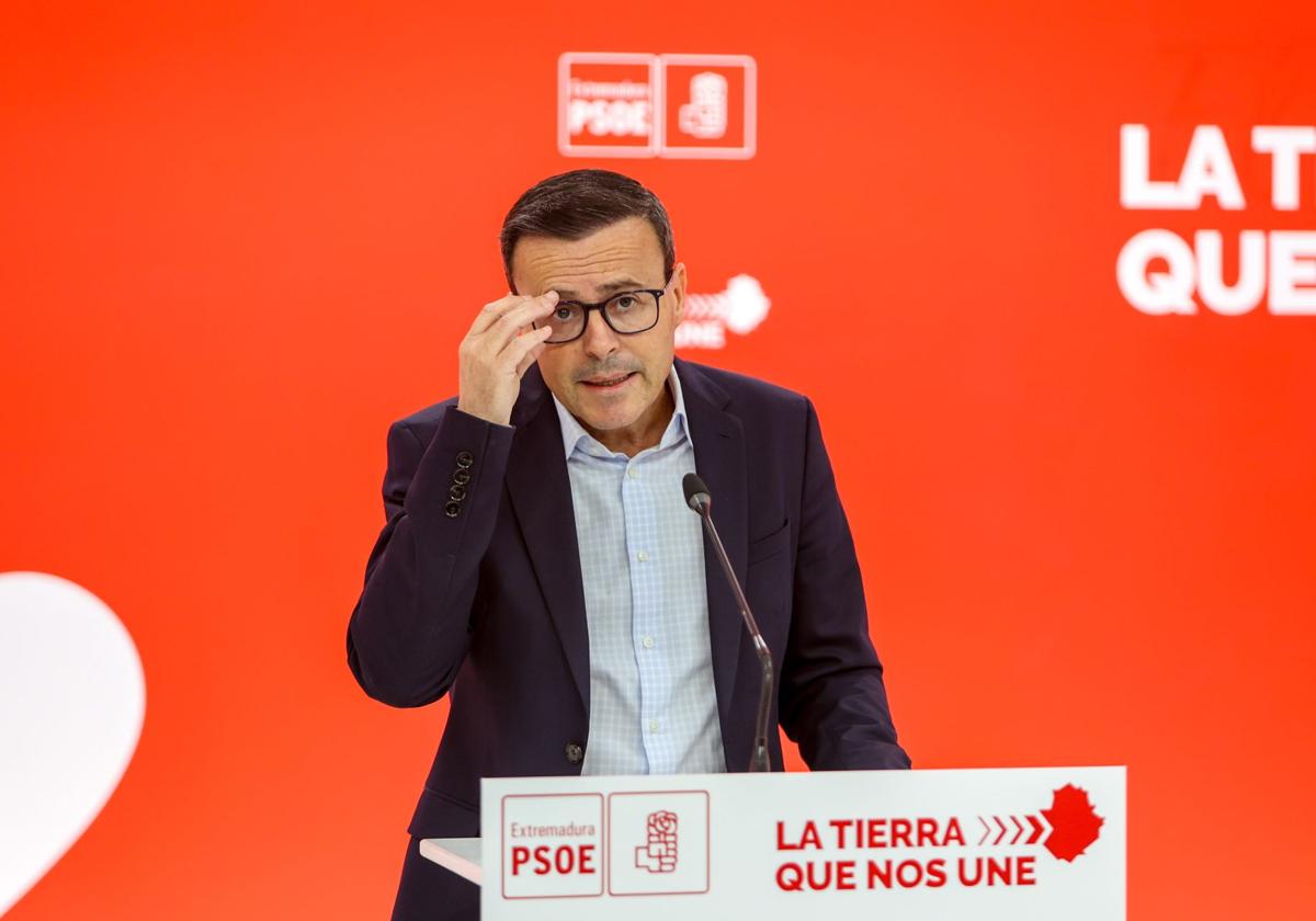 El líder del PSOE de Extremadura, Miguel Ángel Gallardo, durante comparece en rueda de prensa