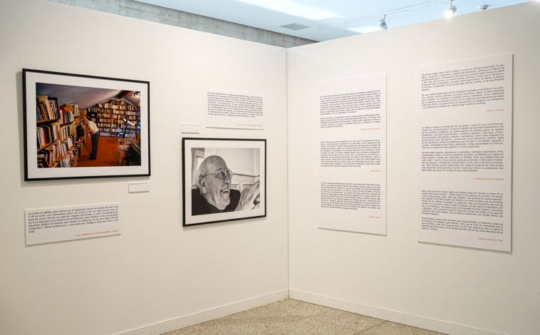 Imagen principal - Sobre estas líneas, los comisarios de la muestra, César Combarros y Eduardo Margareto, y un collage sobre San Juan de la Cruz