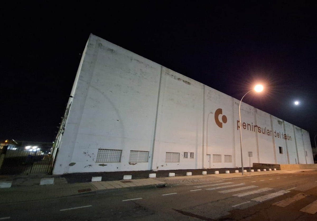 Exterior de la fábrica, anoche