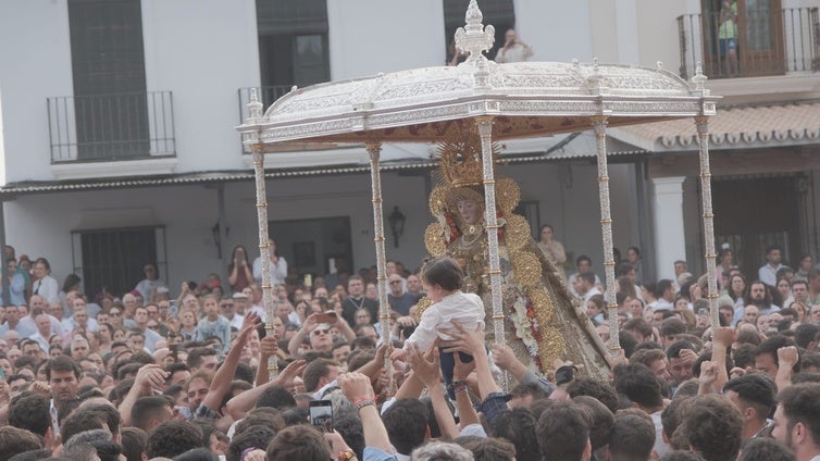 Todo el mundo quiso ser rociero en una procesión de masas que estrenó la ampliación del recorrido