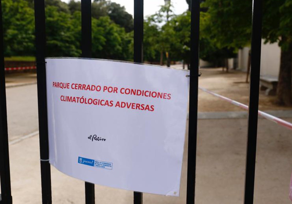 Cartel que informan de que el Retiro cierra por climatología adversa
