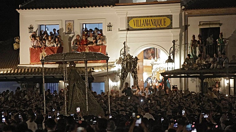 Los manriqueños se quedaron esperando a la Blanca Paloma