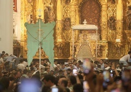 En vídeo: el salto de la reja a las 02.42 horas dio comienzo a la procesión de la Virgen del Rocío 2025