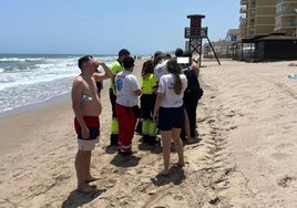 Socorristas salvan la vida a tres bañistas en una playa de Valencia