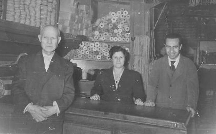 Imagen principal - Arriba, el abuelo Jesús (der.) junto a la tía Juana y el tío José. Debajo, un empleado entre Antonio y Jesús, padre de los actuales responsables de la tienda