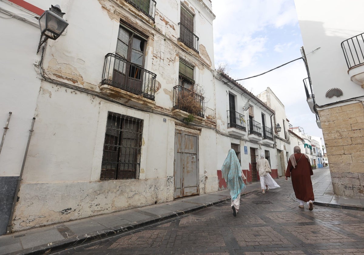 Las tres casas de la calle Cardenal González adquiridas por SmartRental para un hostal boutique