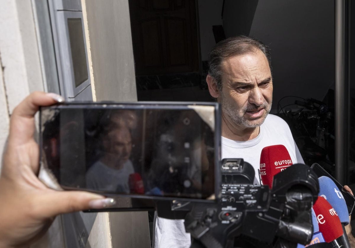 José Luis Ábalos esta tarde tras el registro de su domicilio en Valencia