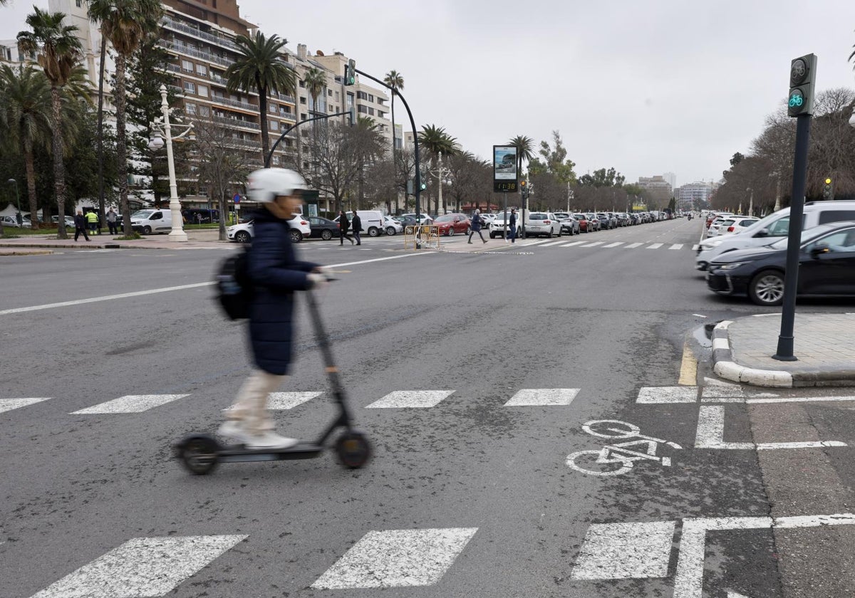 Imagen de archivo de un cruce con coches en la ciudad de Valencia