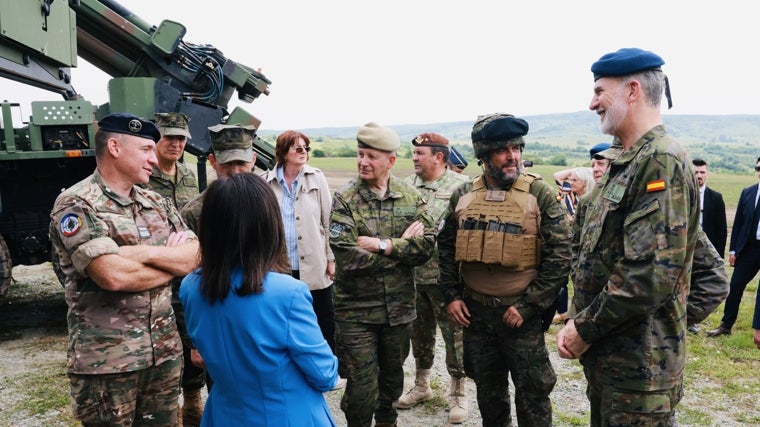 El Rey Felipe, durante su visita al campo de maniobras de Rumanía