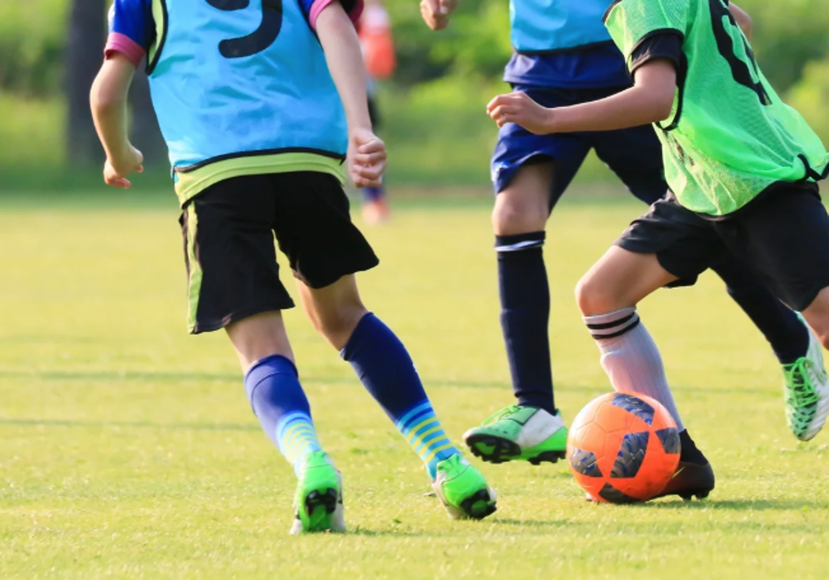 Partido de fútbol en categorías inferiores en foto recurso