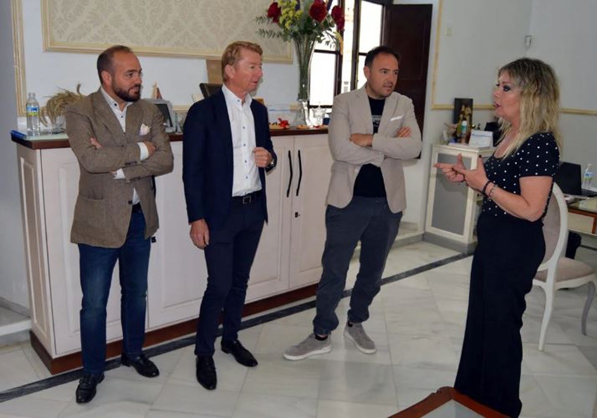 La alcaldesa de San Juan con representantes de Go Energy Group h24