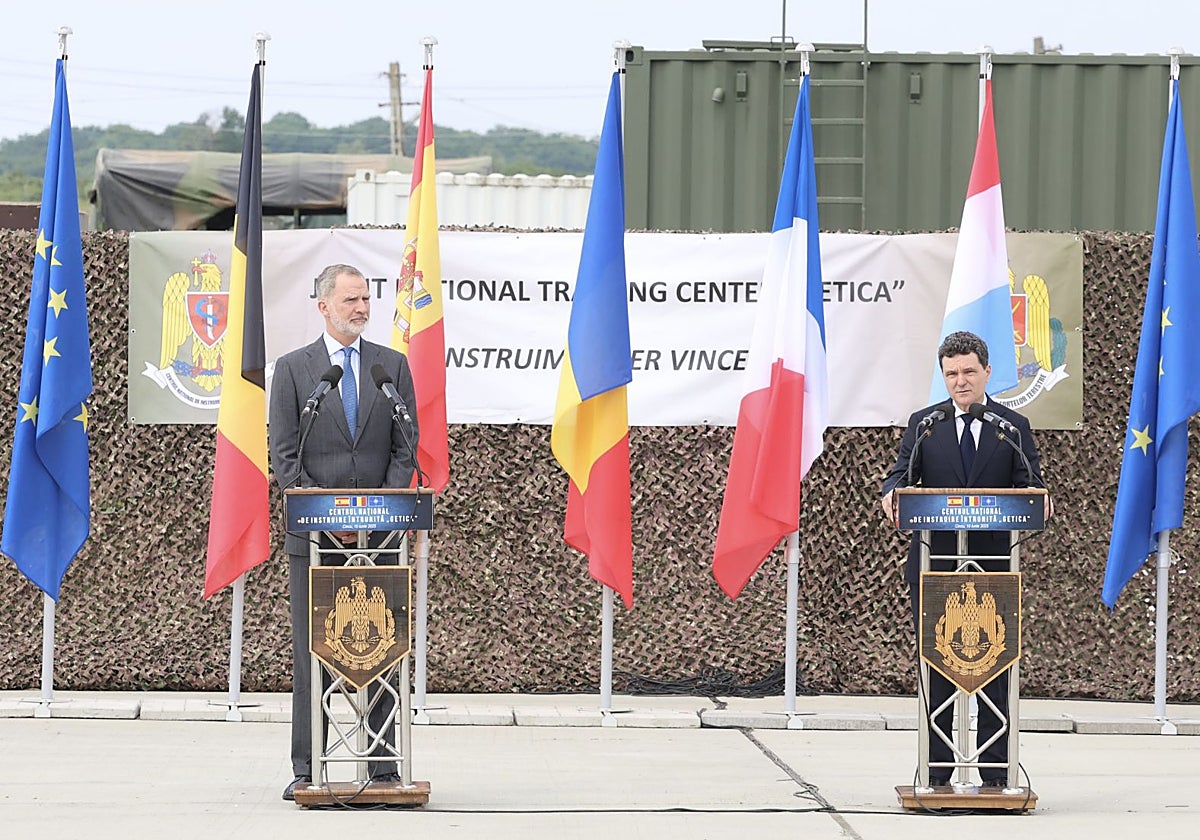 Felipe VI, junto al presidente de Rumanía, Nicosur Dan, en el campo de maniobras Joint National Training Center, en la ciudad de Cincu
