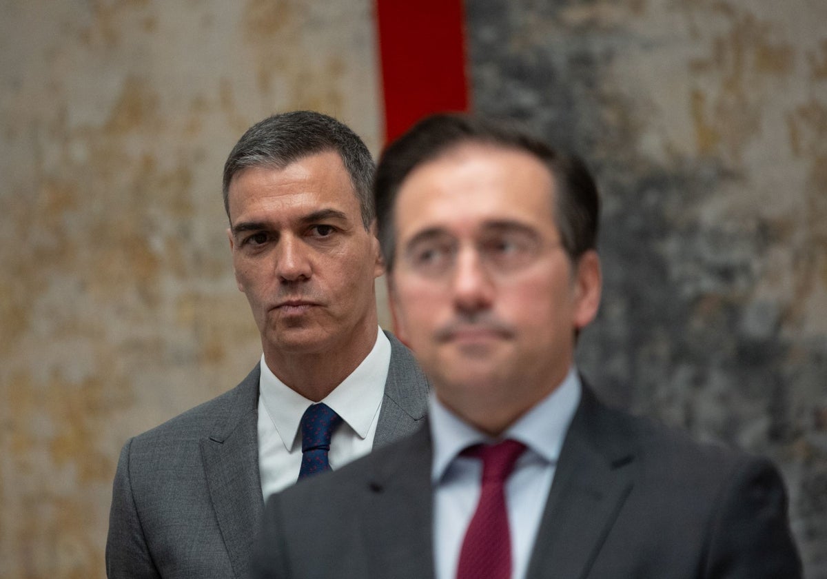 El presidente del Gobierno, Pedro Sánchez, y el ministro de Exteriores, José Manuel Albares