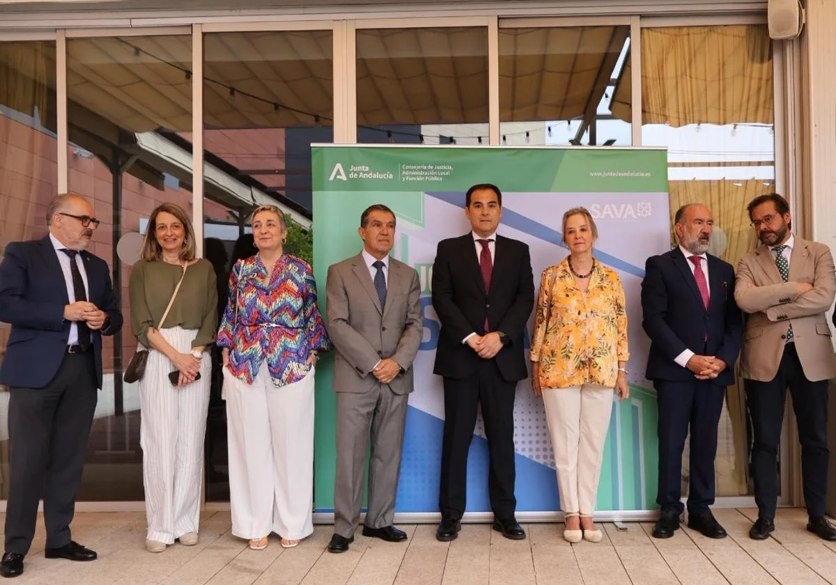 Ana Tárrago, en el centro, junto al consejero José Antonio Nieto, hoy en Granada