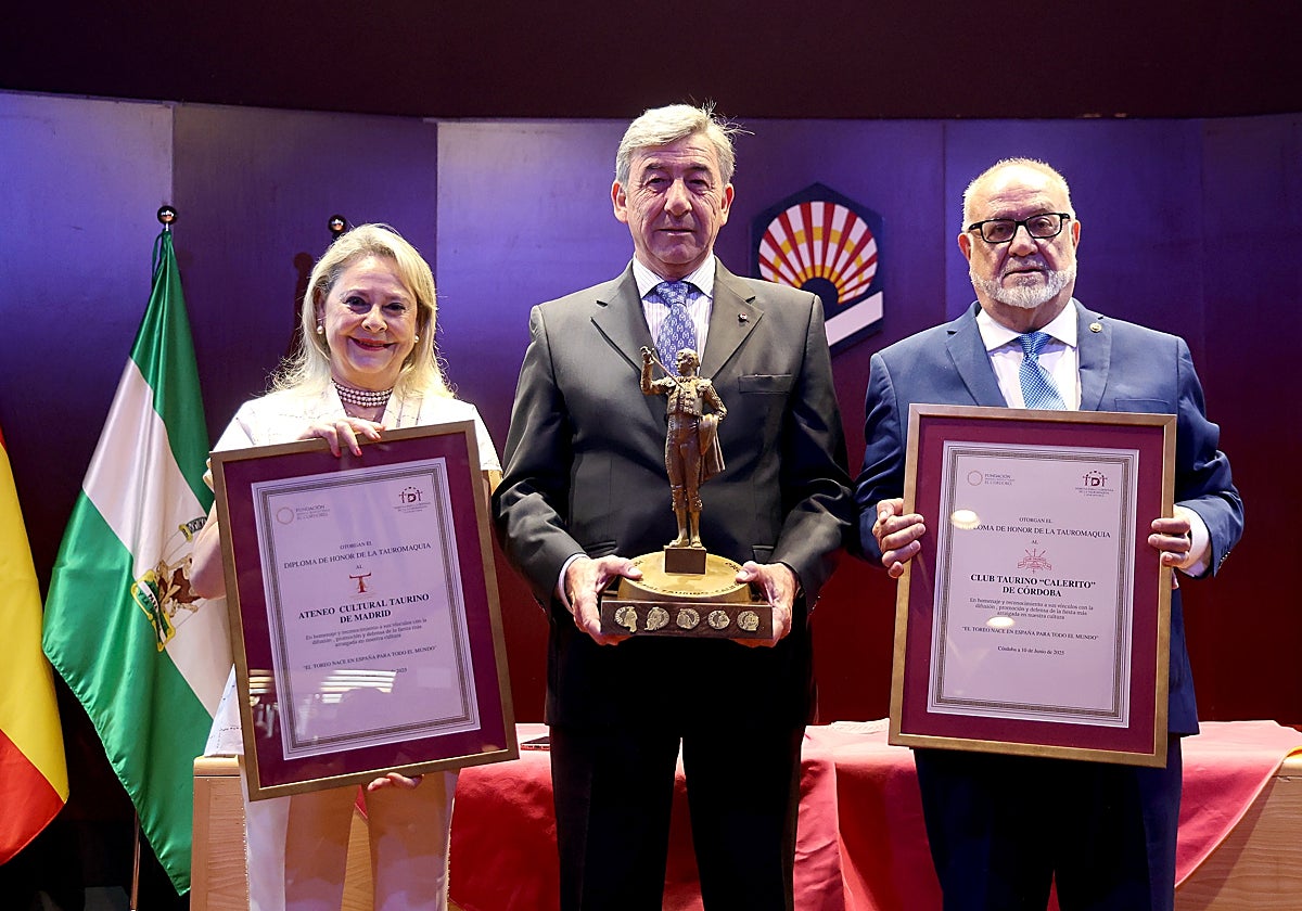 Los tres galardonados, con sus distinciones