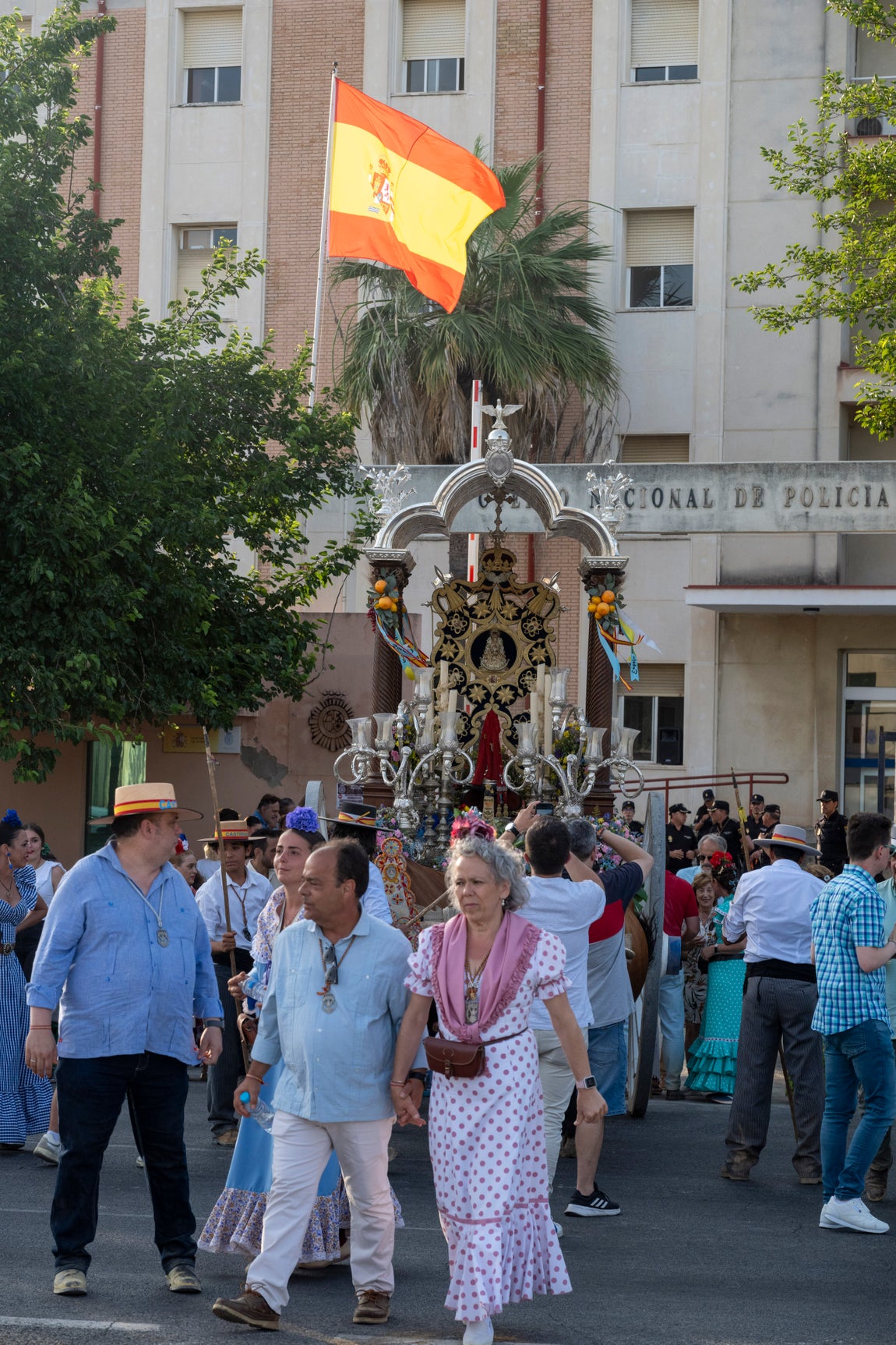 El Rocío Castrense regresa a Sevilla por el cuartel de la Polícia Nacional