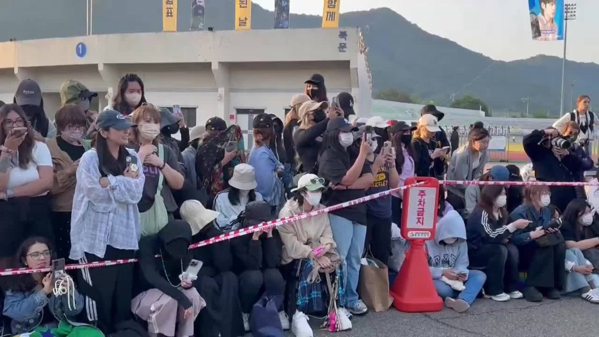 Los miembros del grupo surcoreano de K-pop BTS, Jimin y Jungkook, finalizaron su servicio militar