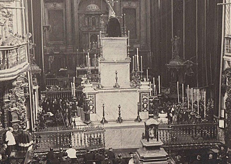 Imagen secundaria 1 - Fotografías de cordobeses en la Ribera, de una ceremonia en la Catedral y de la torre de San Nicolás