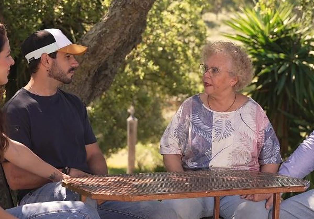 Haizea y Carmen, dos enfermos de amiloidosis, en un fotograma del documental