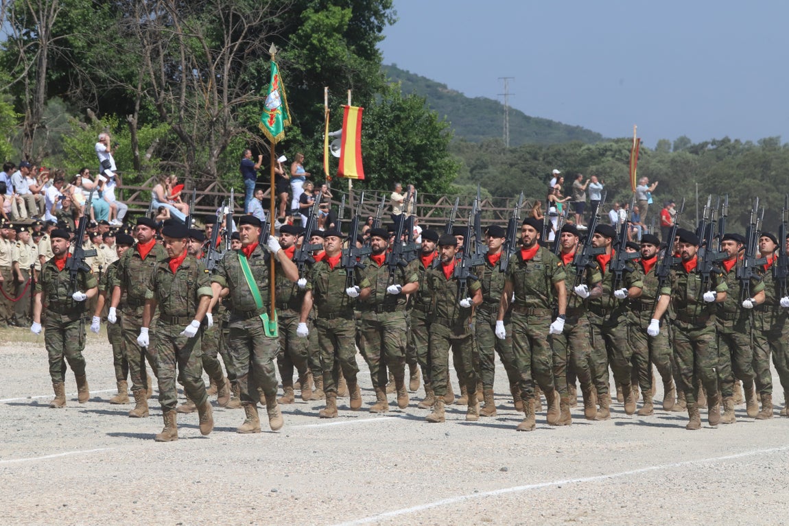 La brillante parada militar de la BRI X en Cerro Muriano, en imágenes