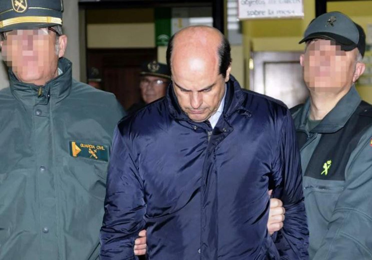 Antonio Albarracín, exdirector de Vitalia, conducido por dos guardias civiles el 22 de marzo de 2013, cuando fue enviado a la cárcel por la juez del caso ERE